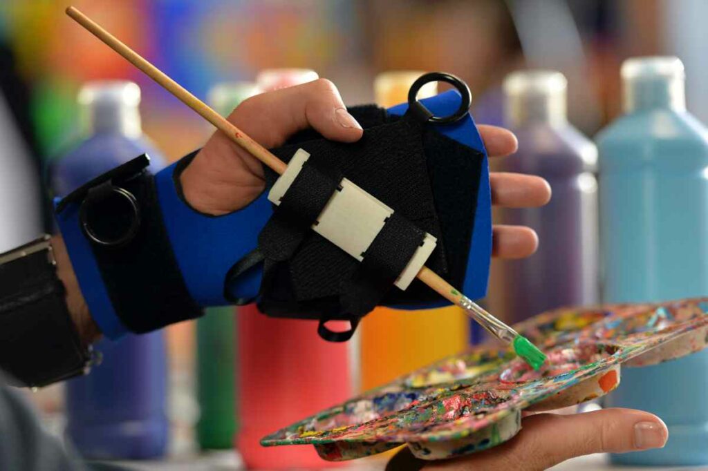 Small item aid - quadriplegic painting. Suitable for reduced hand function: tetra, quad, cerebral palsy, SCI, spinal cord injury, stroke and more.