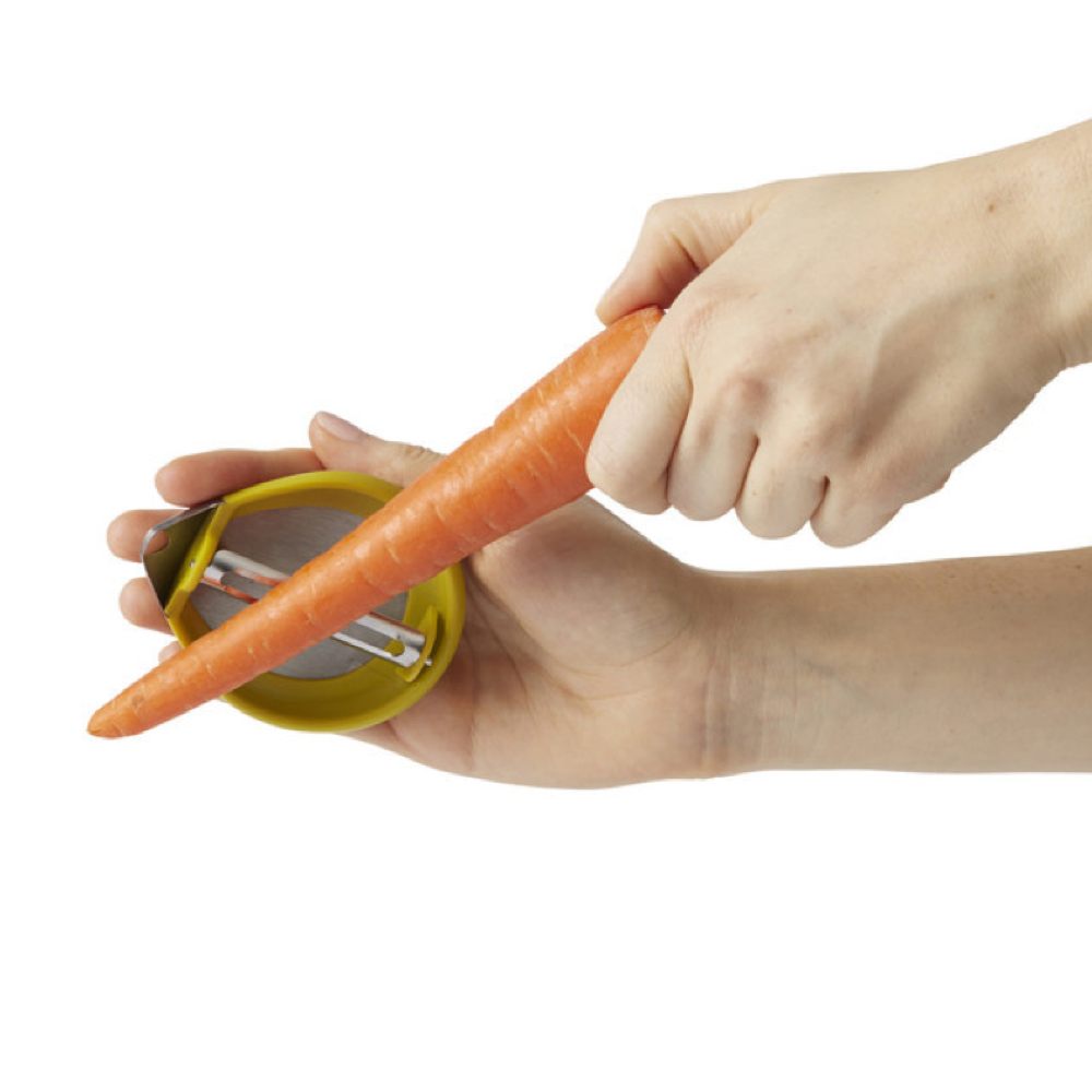 Palm Peeler peeling carrot. Tetraplegie, Schlaganfall, Rett Syndrome, Rückenmarksverletzung, Multiple Sklerose, Zerebralparese/Zerebrale Kinderlähmung