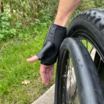 push gloves braking against push rim