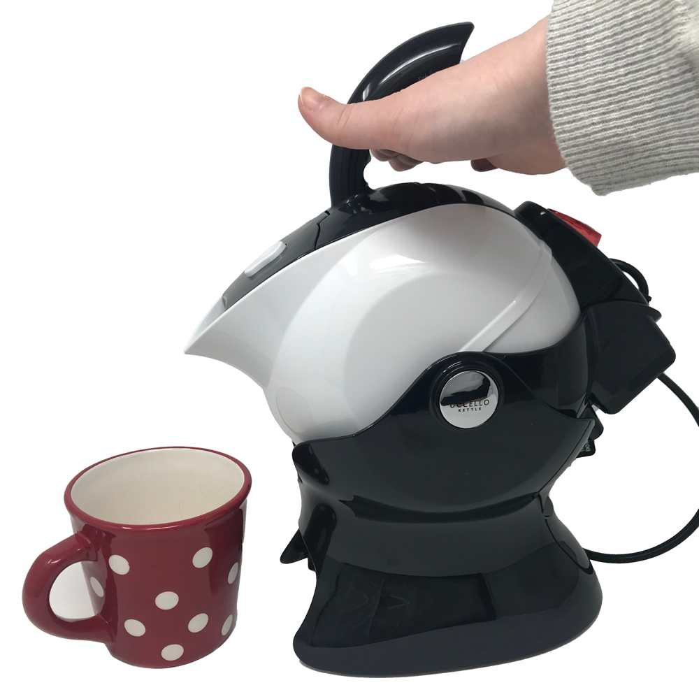 Uccello kettle pouring into mug