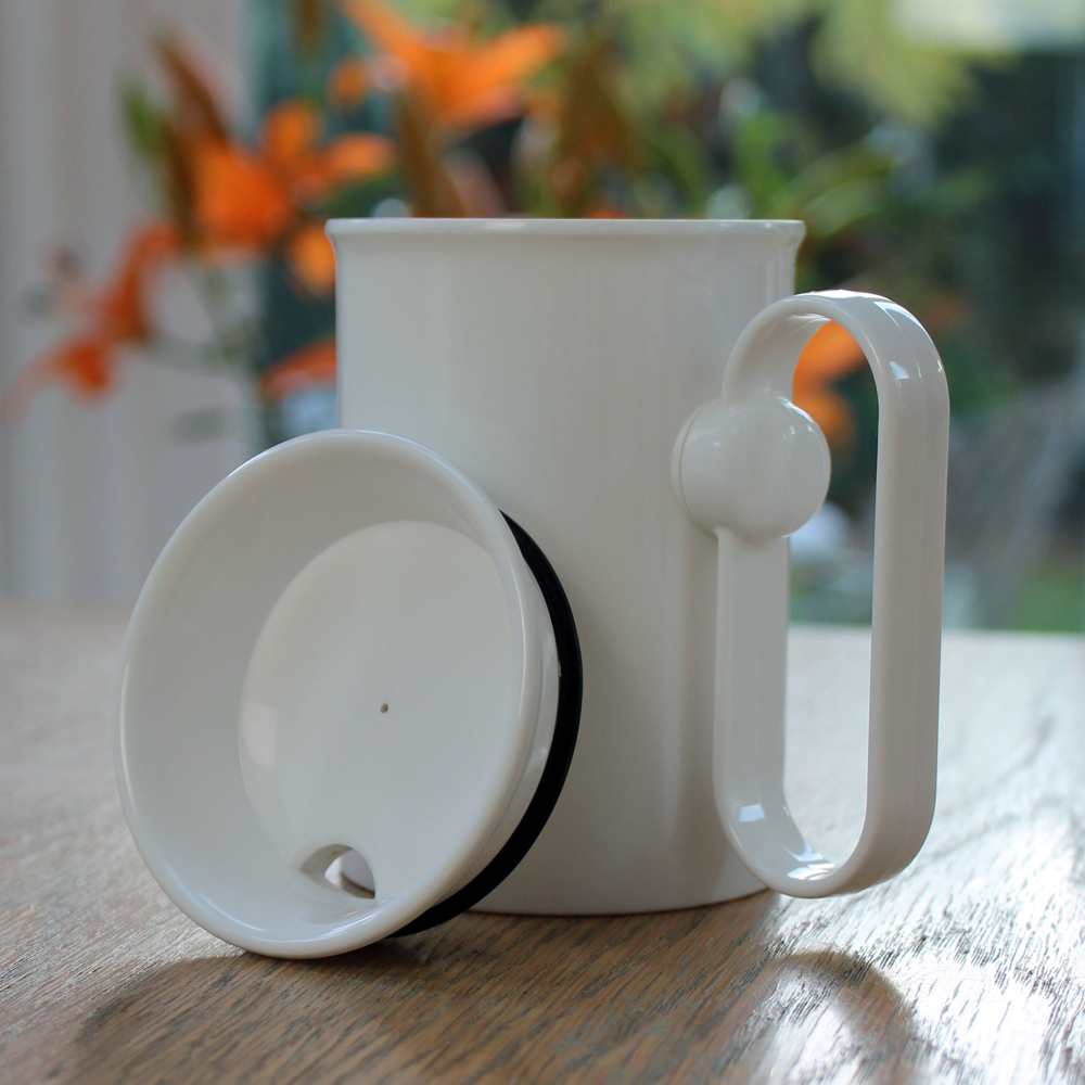 this rotating handle mug has a lid to prevent spills