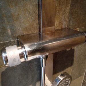 A customer uses her love handles on her shower taps