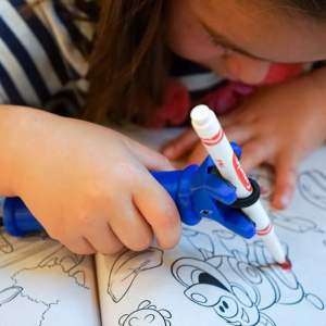 child using functional hand to hold a felt tip for colouring