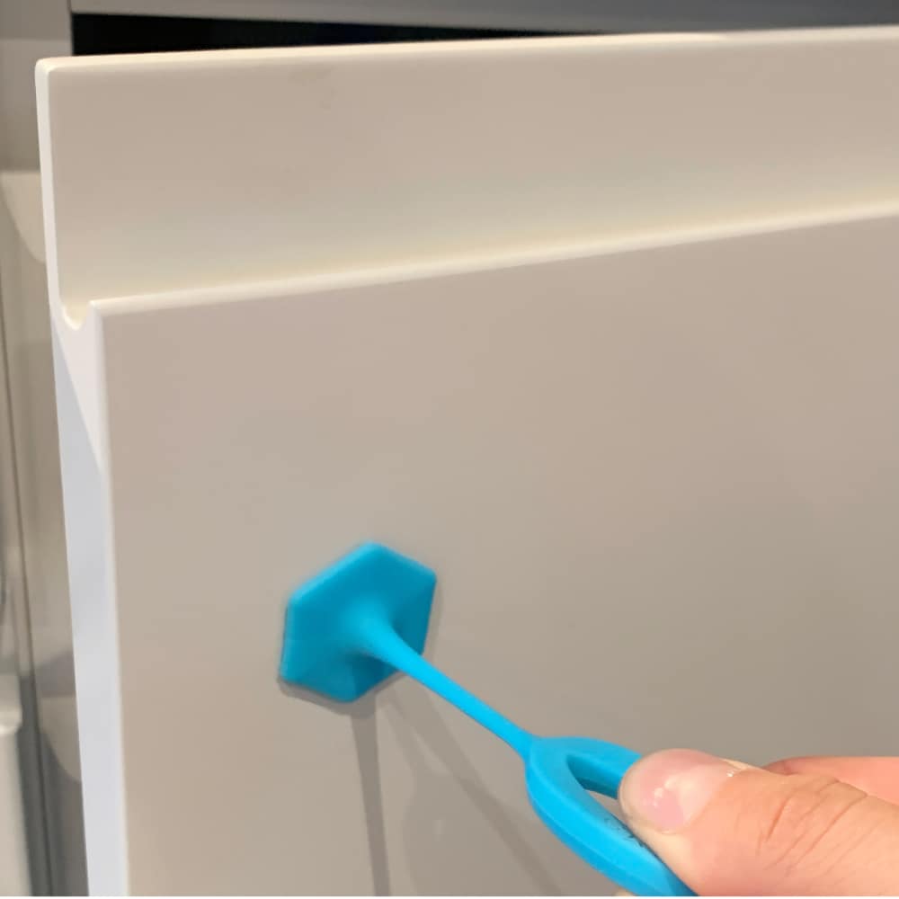The grip toggle has a suction side that can be used to open doors and cupboard with a smooth surface.