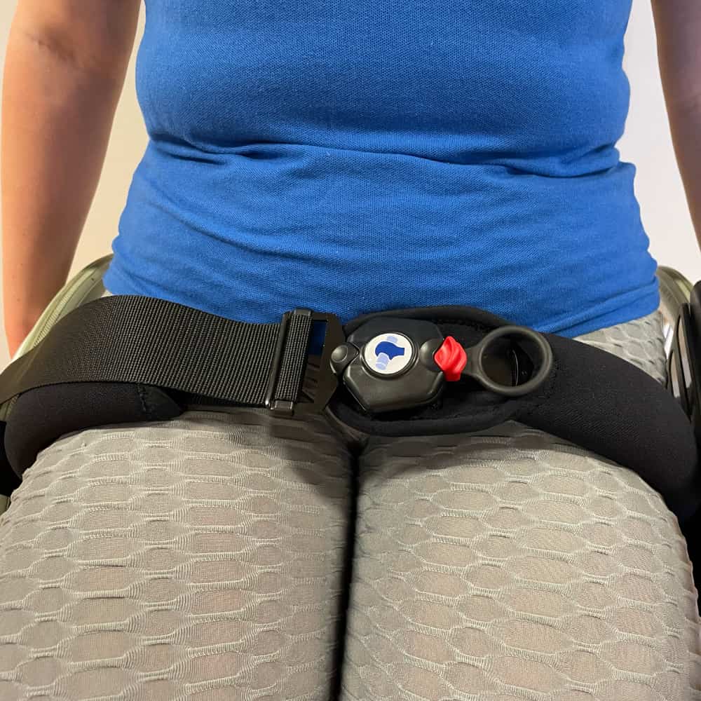 Soloc Uno postural belt fastened across a lap. The belt can be fastened using one hand only