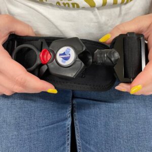 The Connect belt being fastened with the help of magnets