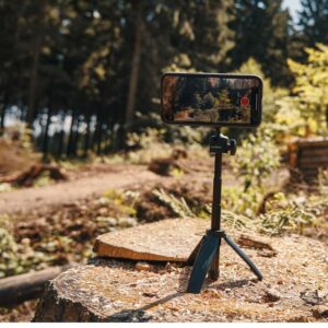 Take videos of your outdoor adventures with the Fidlock Vacuum mini tripod base