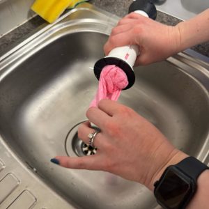 Remove the damp cloth from the easy squeezy